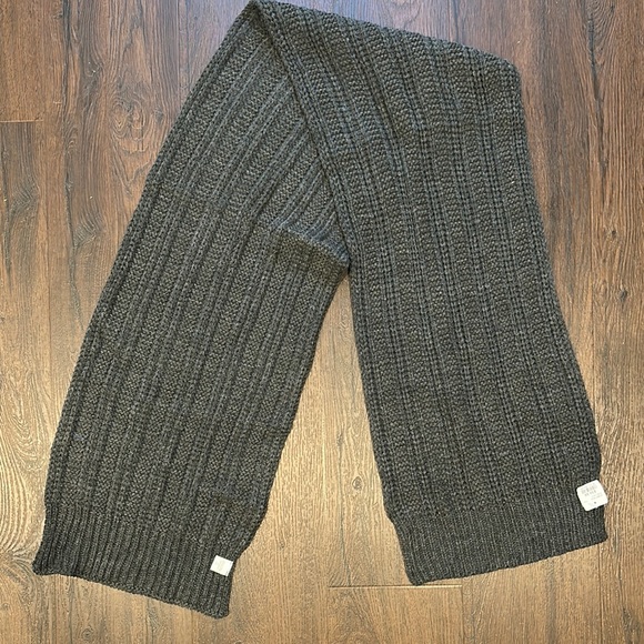 Gray Ribbed Knit Scarf - Picture 1 of 2